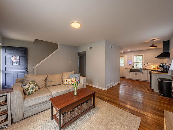 4th image of 4327 W 189th St