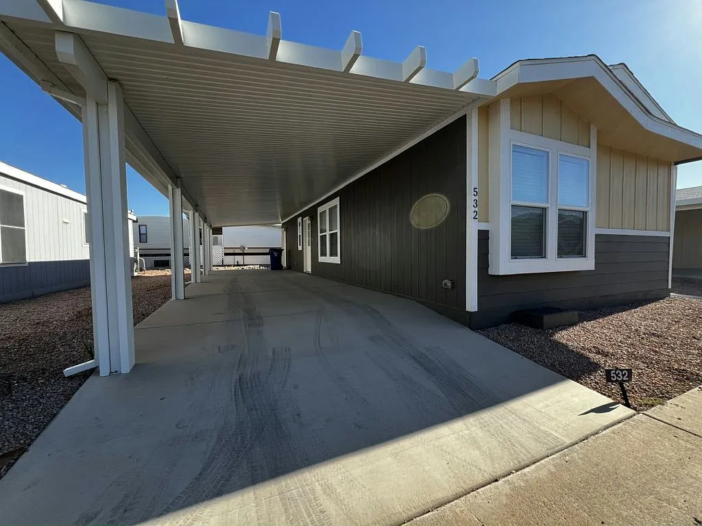 2 bed, 2.0 bath, 748 sqft, $3,646 — Photo 4