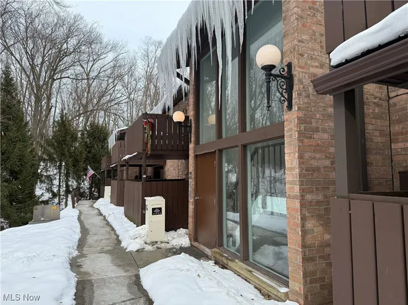 6830 Carriage Hill Dr APT 37, Brecksville, OH 44141