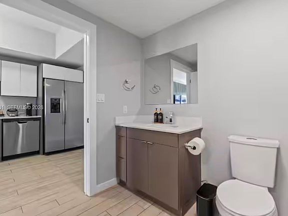 5th image of 321 NE 26th St #811