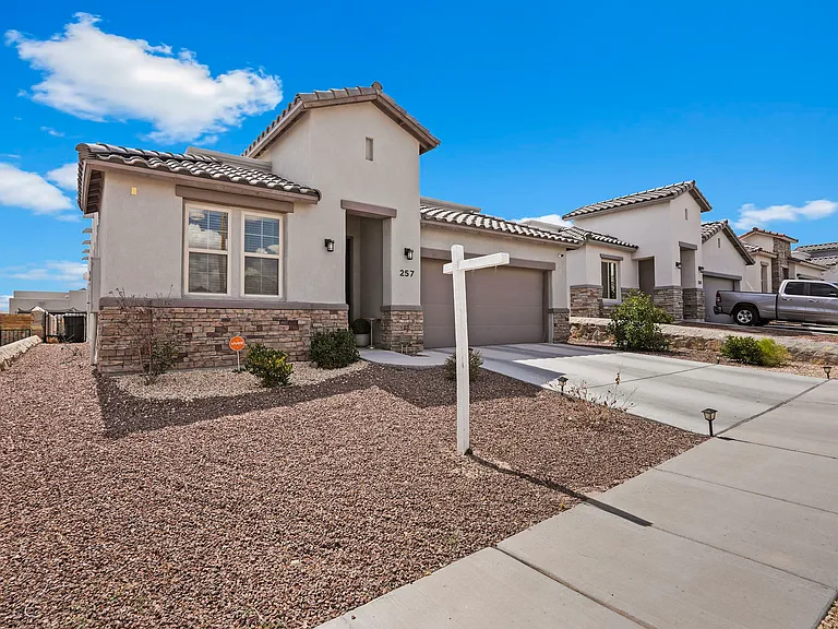 257 Staffs Way — Photo 4