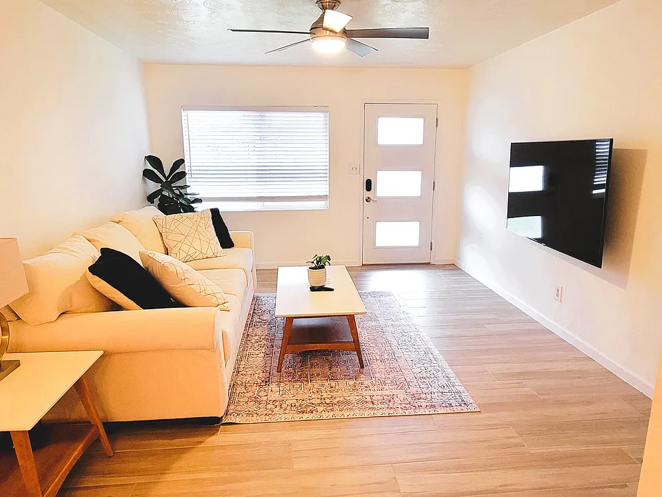 2446 E Minnezona Ave