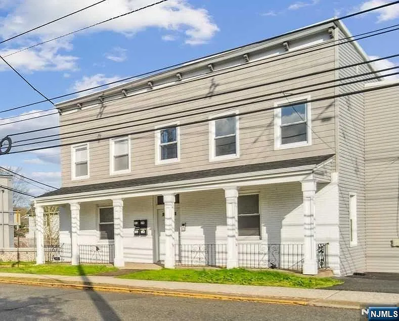 2 bed, 1.0 bath, $2,250 — Photo 2