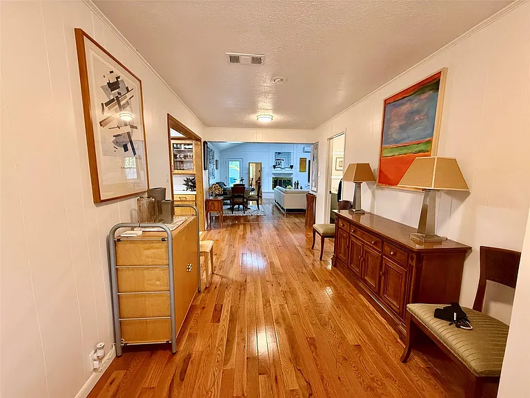 922 Hector Ave — Photo 2