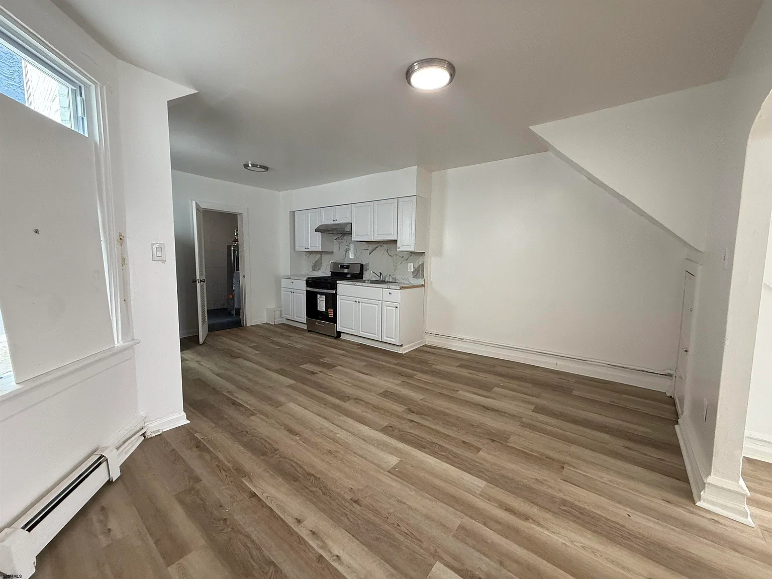 3 bed, 1.0 bath, 1011 sqft, $2,300 — Photo 4