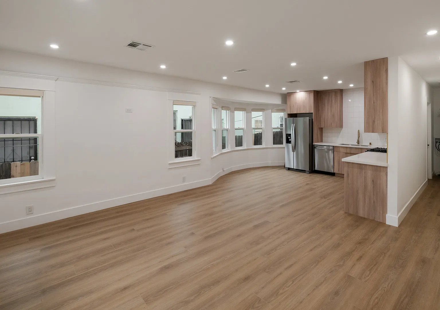 3 bed, 1300 sqft, $4,195 — Photo 2