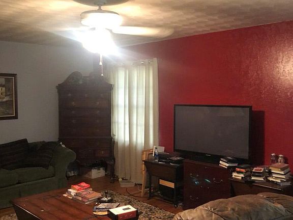 5th image of 902 E 15th St