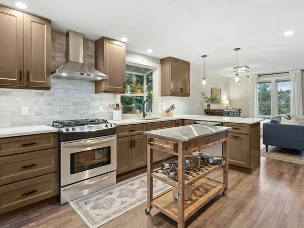 220 SW 200th St #198, Normandy Park, WA 98166