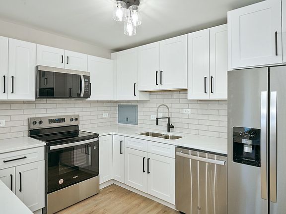 5th image of 555 W Cornelia Ave APT 1201