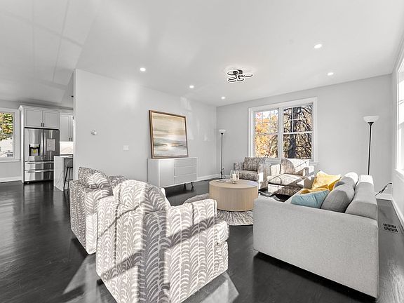 5th image of 60 Franklin Ave