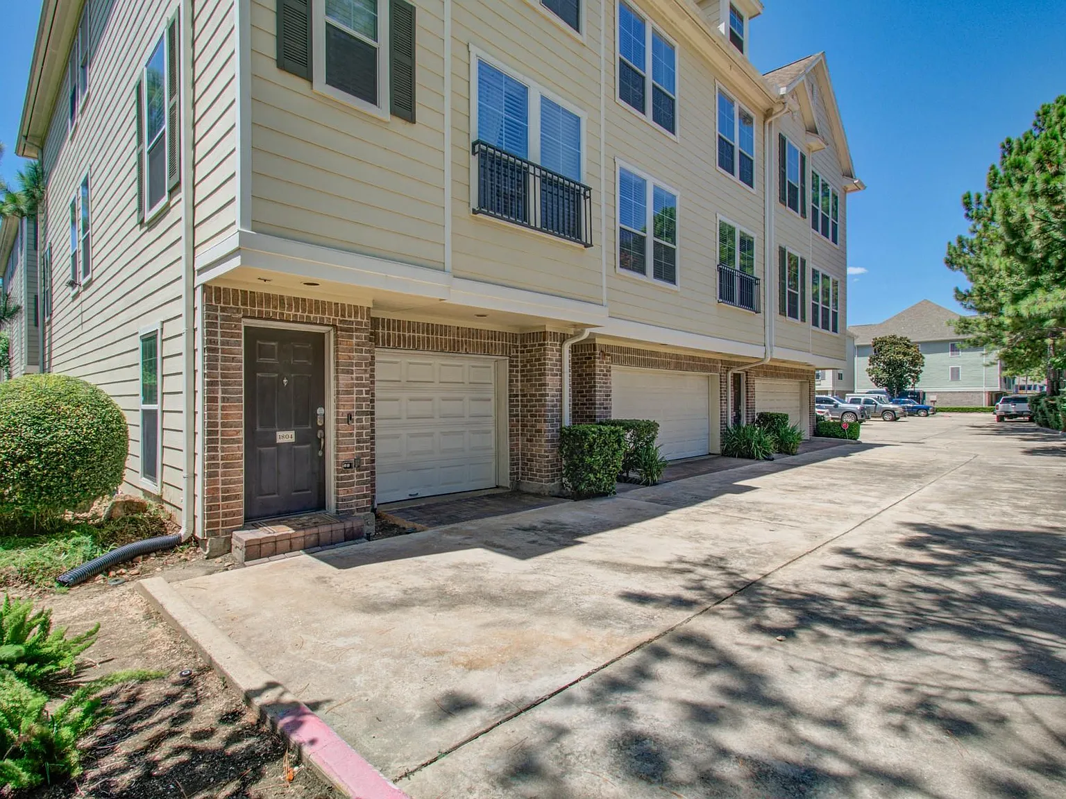 2 bed, 2.5 bath, 1357 sqft, $1,990 — Photo 2