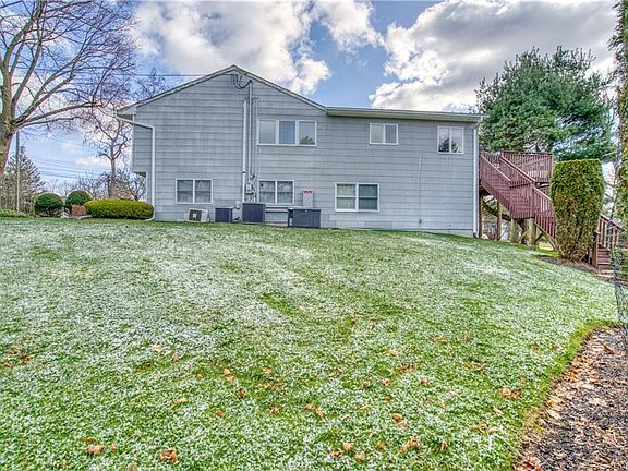 4th image of 14 Joan Ln