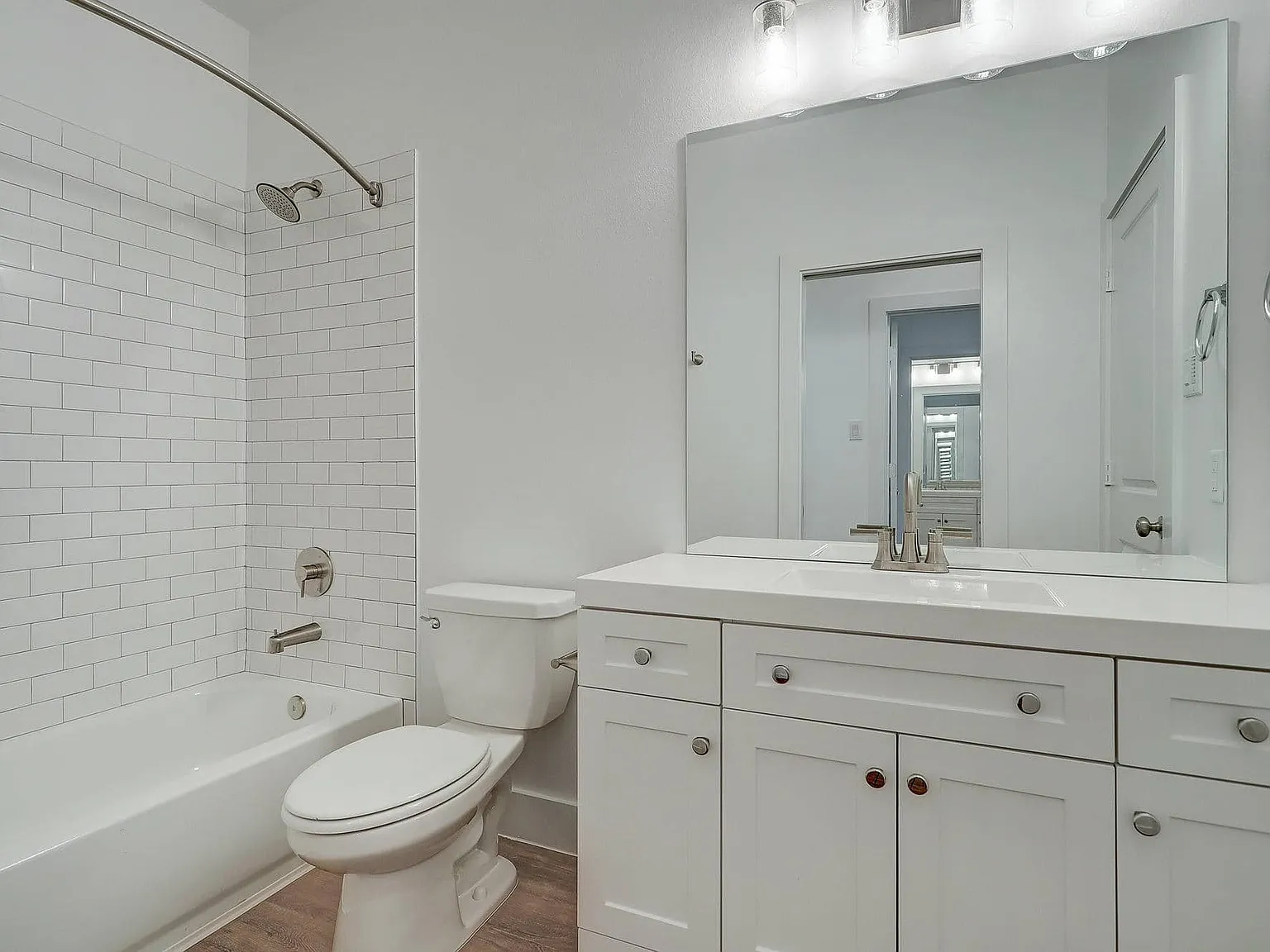 3 bed, 700 sqft, $2,500 — Photo 3
