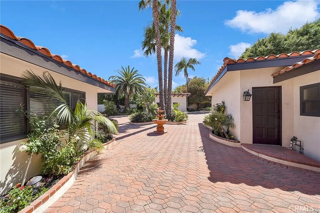 5 bed, 5064 sqft, $10,500 — Photo 3