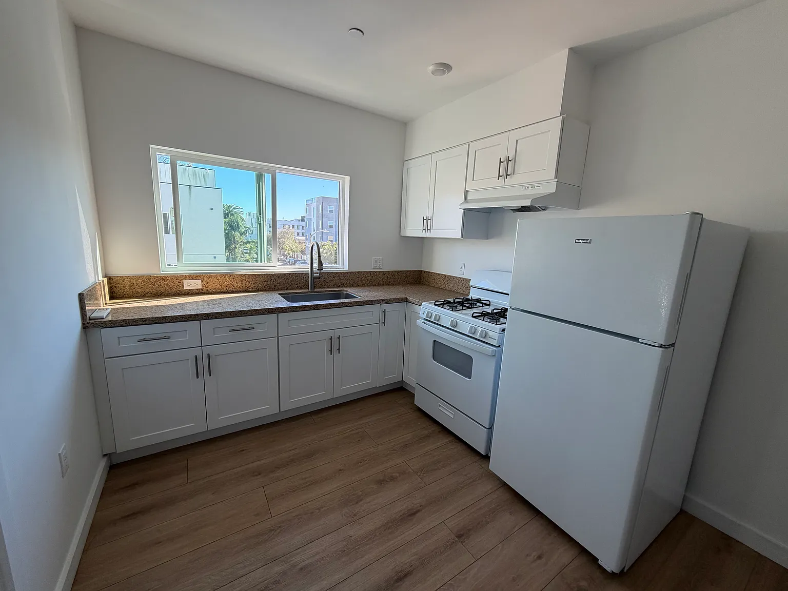 1 bed, 350 sqft, $1,810 — Photo 3