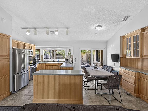 2nd image of 2171 Amesbury Circle