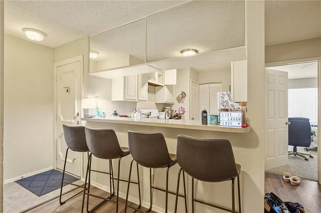 2 bed, 2.0 bath, 904 sqft, $2,100 — Photo 2