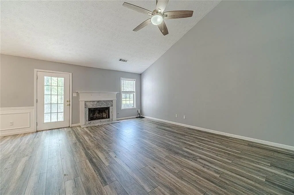 4 bed, 2.0 bath, 2481 sqft, $2,300 — Photo 4
