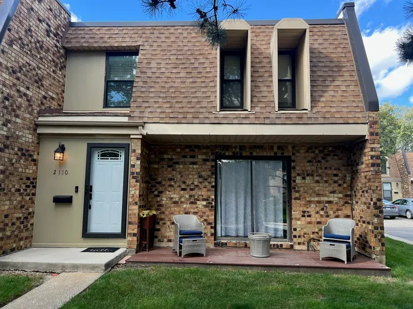 2110 Country Club Dr, Woodridge, IL 60517