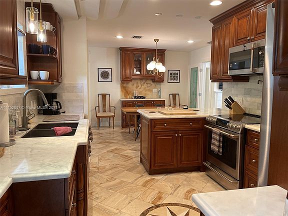 4th image of 211 NE 46th St #0