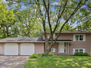 318 Paddington Rd, Willernie, MN 55090