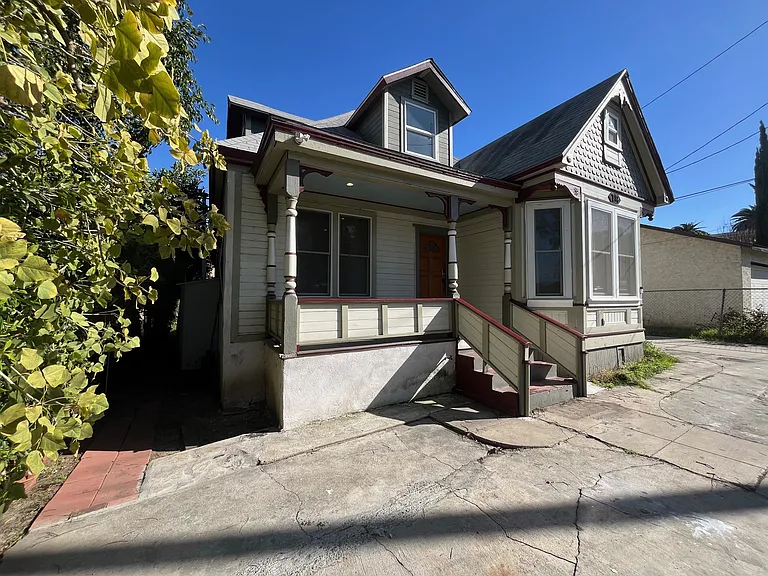718 Echandia St — Photo 2