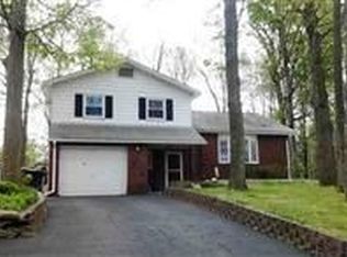 46 Fairlawn Dr, Latham, NY 12110