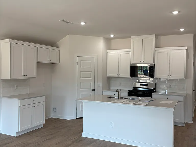 814 Heeler Ave — Photo 4