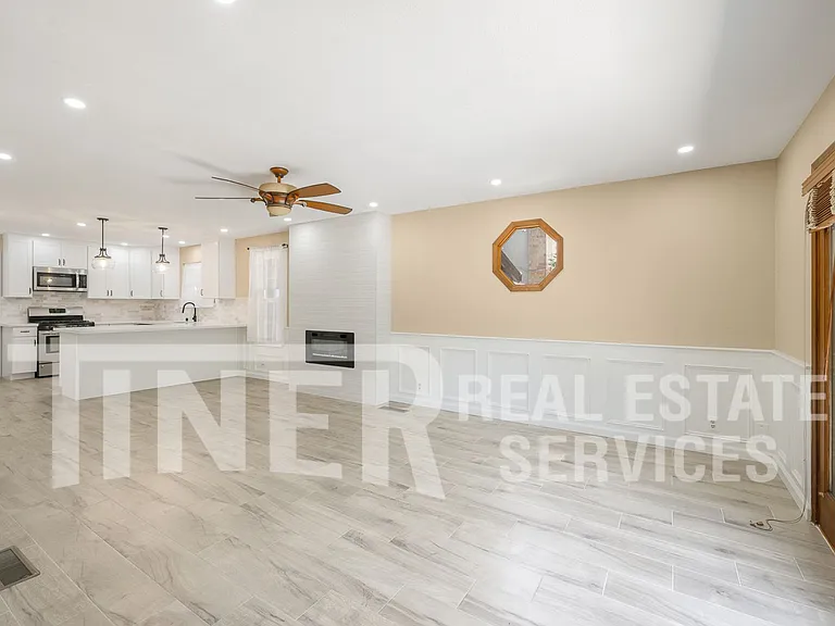 1721 Oakwood Dr — Photo 3