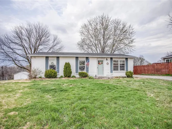 17700 Camaro Dr, Brighton, IL 62012