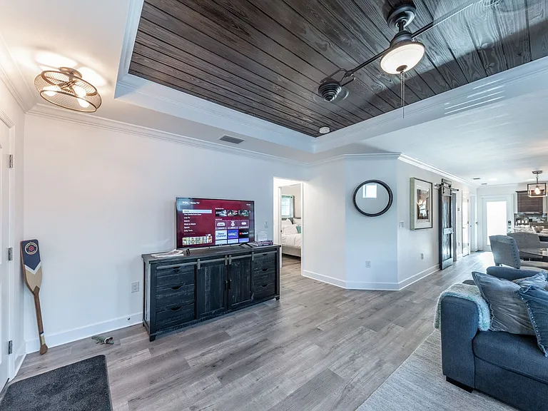 327 Harvey St — Photo 8