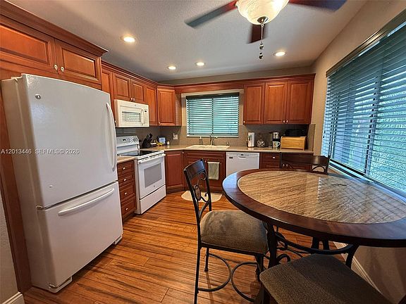 5th image of 21 Lexington Ln W APT H