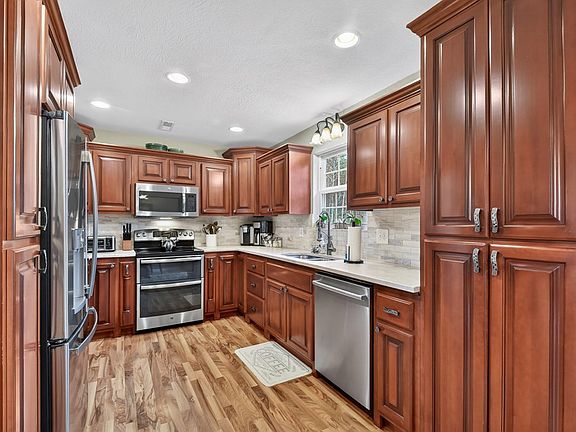 4th image of 58 Autumn Ridge Dr