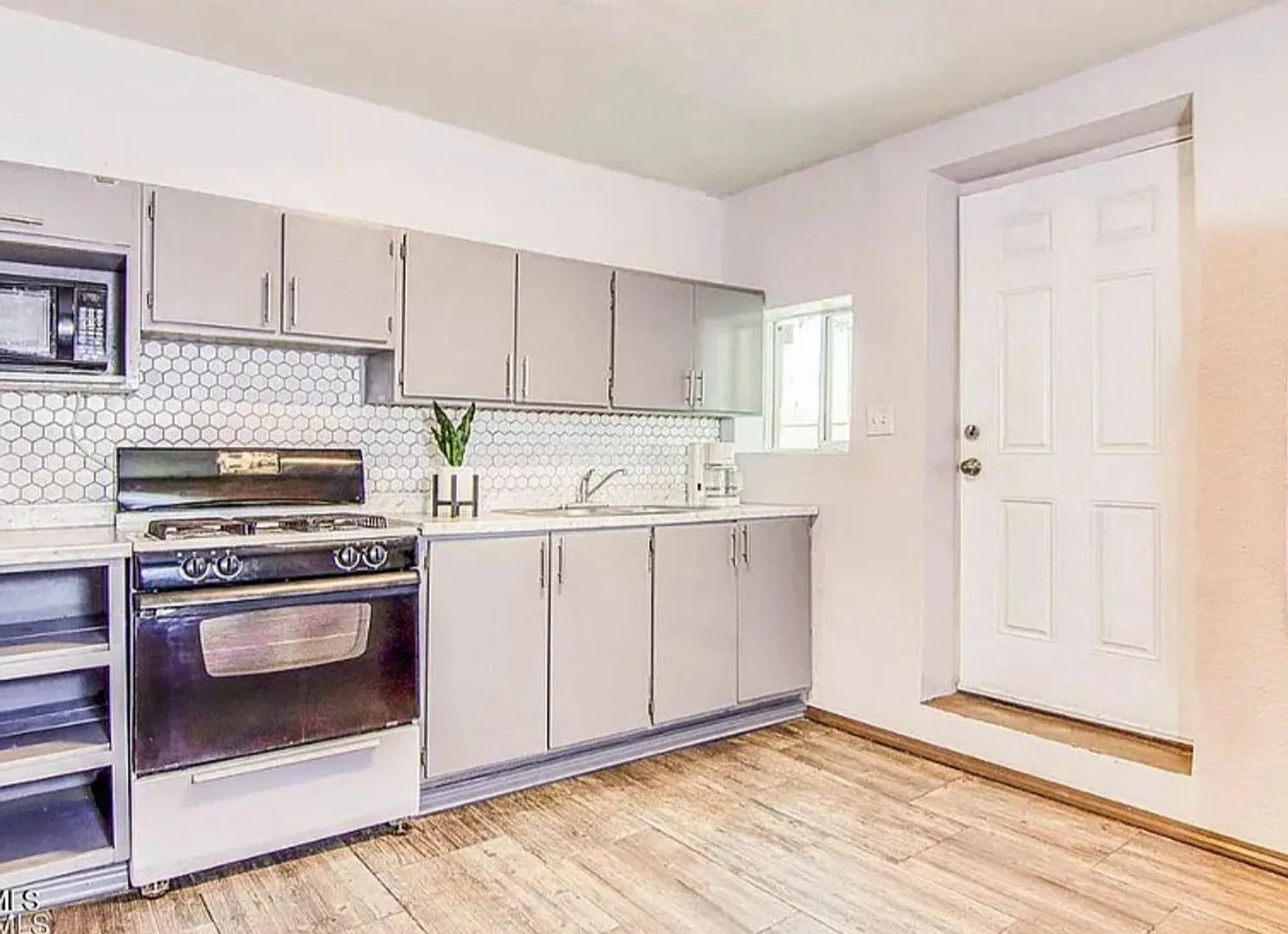 Welcome Home ! Furnished 1 Bedroom 1 Bath Rental — Photo 4