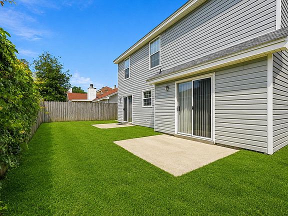 3rd image of 928 Village Ln