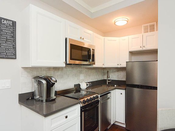 2nd image of 640 W Wrightwood Ave Unit 214