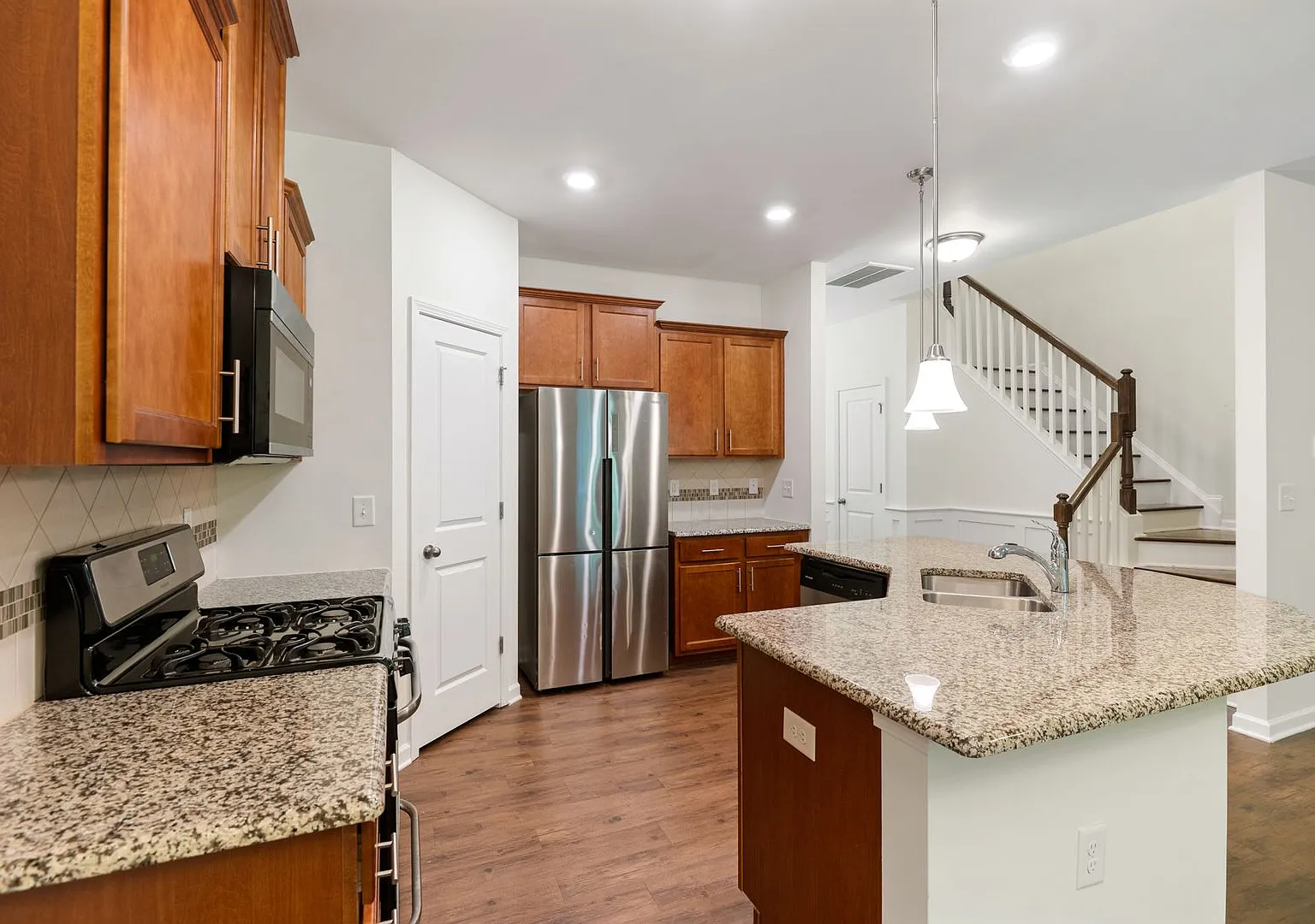3be / 2.5ba Townhouse with Screened Porch and Community Pool in North Durham — Photo 4