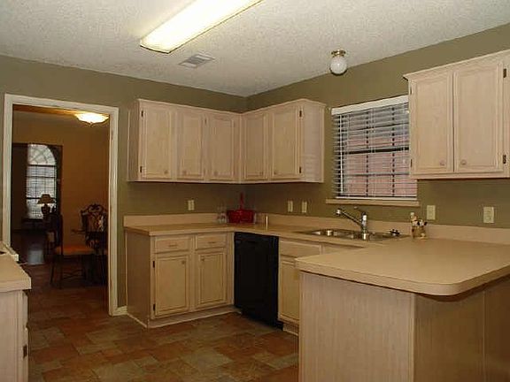 3rd image of 705 Burr Oak Dr
