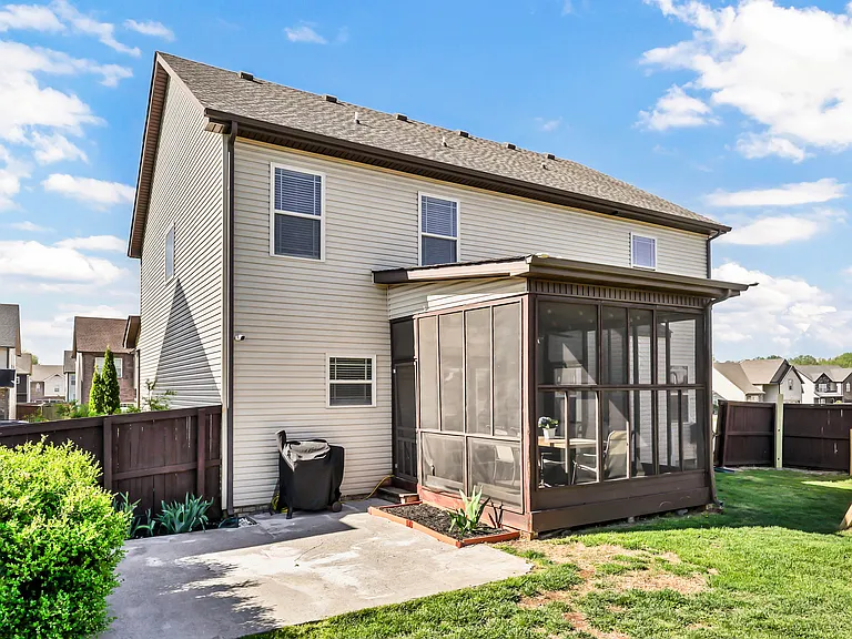 109 Easton Dr — Photo 32