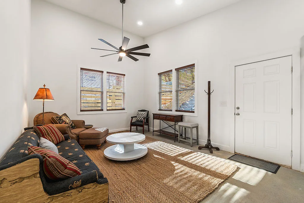 21 Cody St — Photo 4