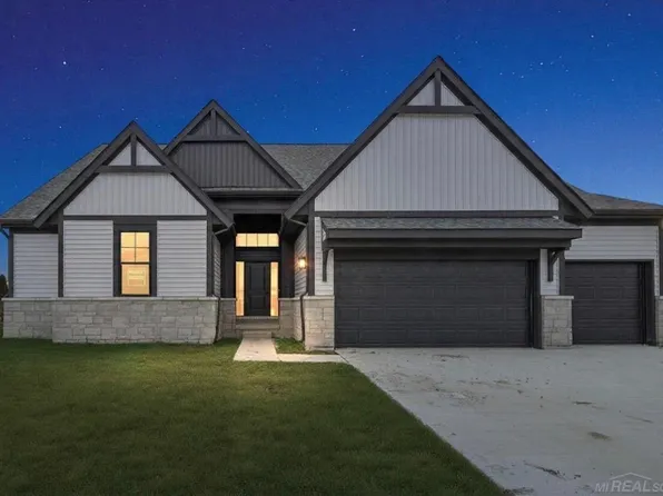 28324 Nadia Ln, Chesterfield, MI 48047