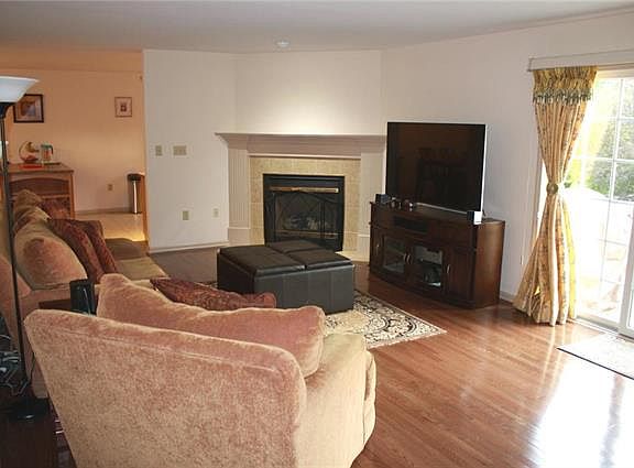 5th image of 1 Holly Ct