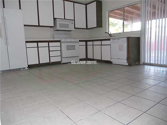 3rd image of 3918 Arrowood Dr
