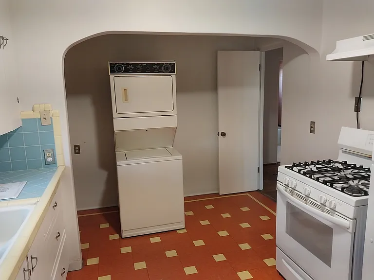 1015 Candelaria Rd NW — Photo 1
