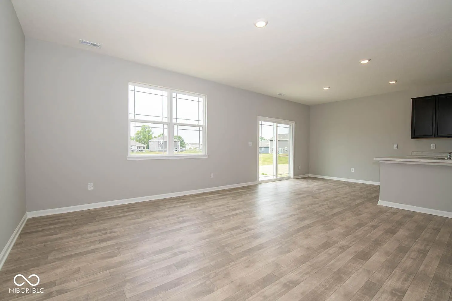 5 bed, 2600 sqft, $2,350 — Photo 2