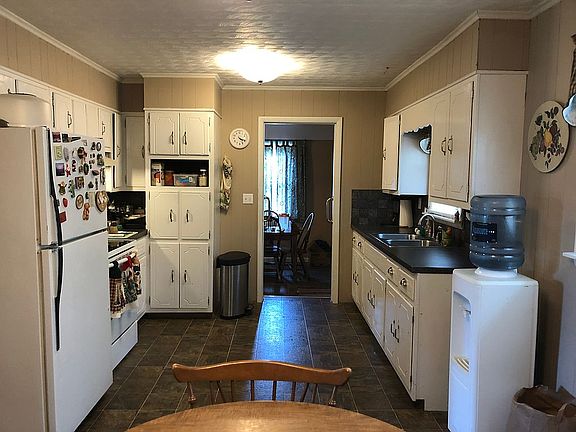 3rd image of 418 Martin Subdivision St