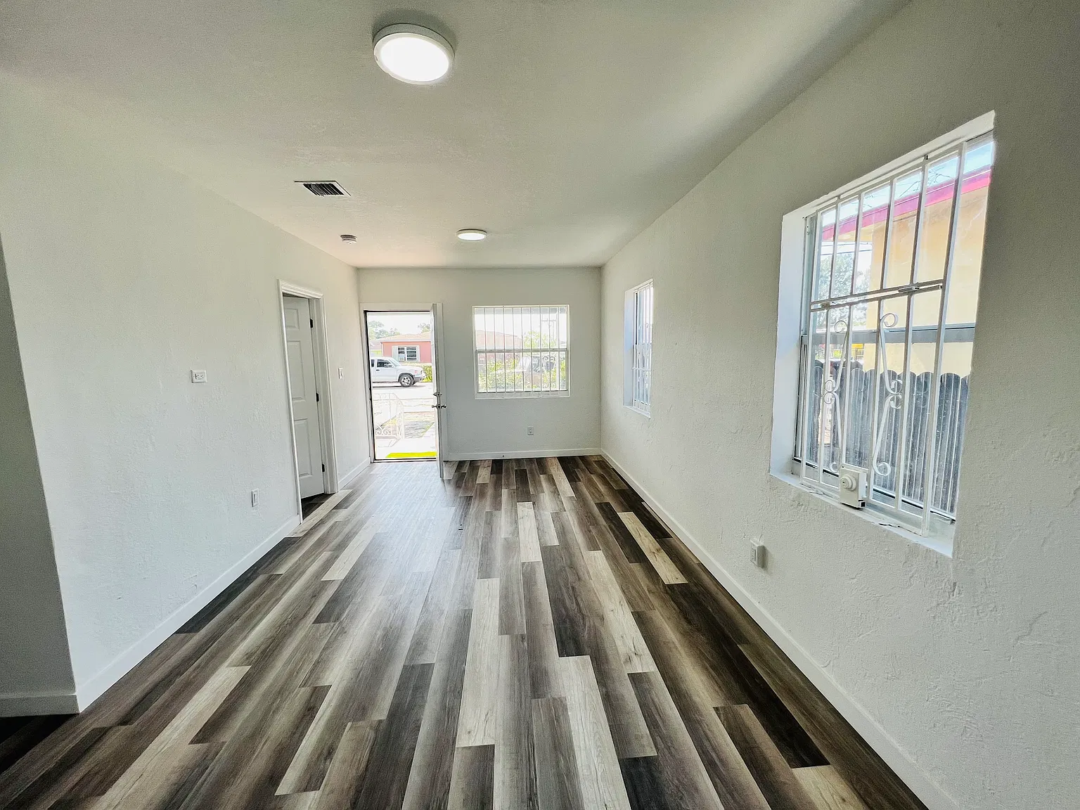 3 bed, 1050 sqft, $2,900 — Photo 3