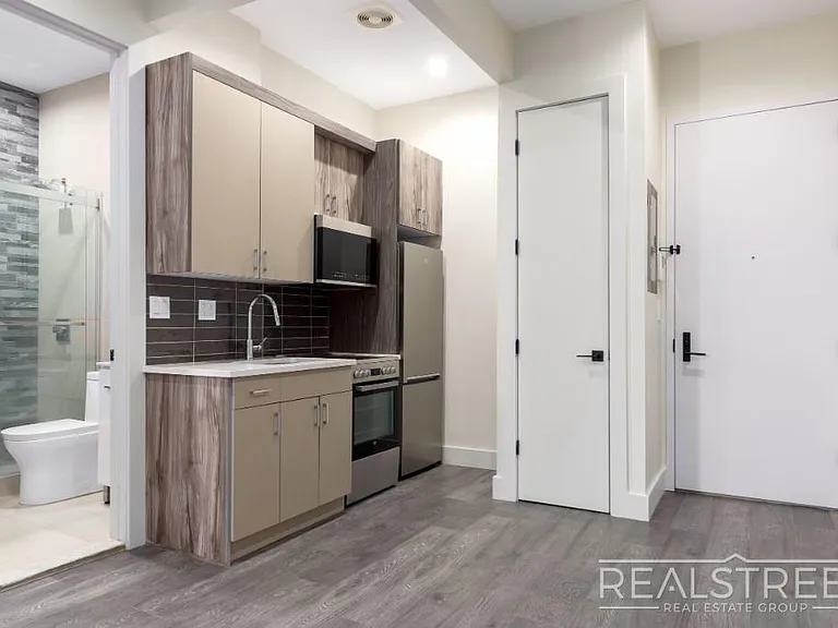 697 De Kalb Ave #2R — Photo 2