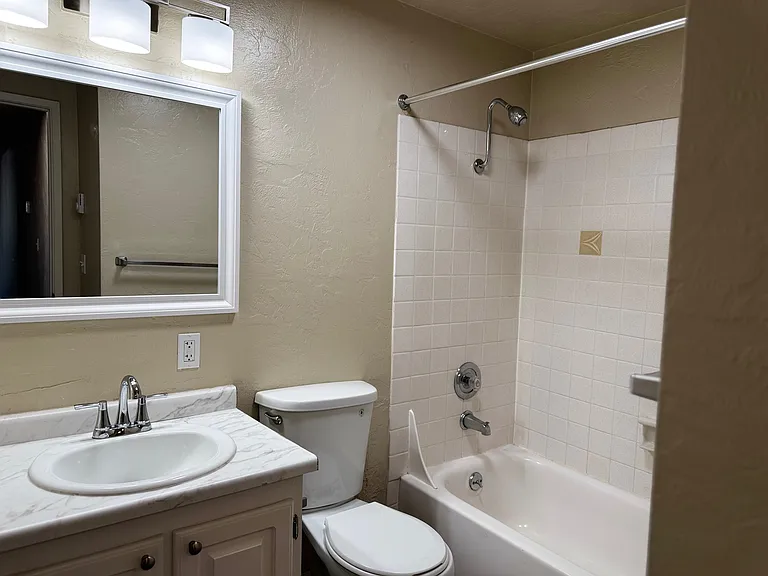 Gateway Village Apartments — Photo 25