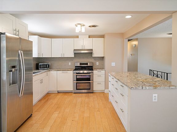 5th image of 56 Winfield St